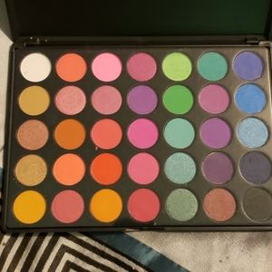 Long lasting makeup pallett